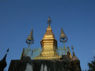 Le temple en haut du mont Phu Si