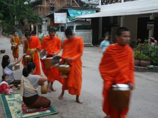 Le defilé des moines – Laos