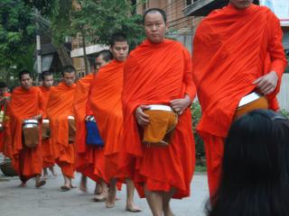 Le defilé des moines – Laos