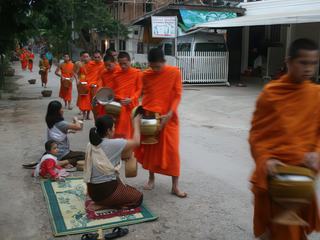 Le defilé des moines – Laos