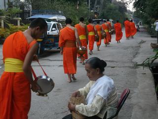 Le defilé des moines – Laos
