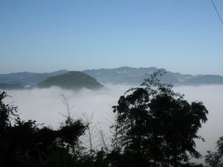 NOUS QUITTONS LUANG PRABANG A TRAVERS UNE ''MER DE NUAGES'' Nous sommes rapidement à 1400M d'altitude.