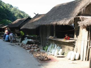 ''BOUTIQUES'' EN BORD DE ROUTE