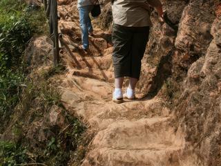 LE CHEMIN POUR ACCEDER A L'ECOLE. A LA SAISON DES PLUIES...DUR!DUR!