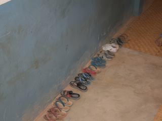 Y A T'IL AUTANT DE PAIRES DE CHAUSSURES QUE D'ELEVES ???