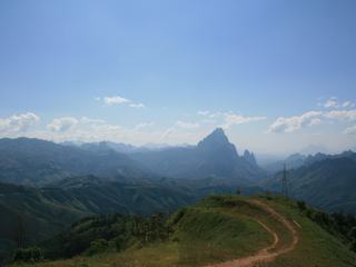 NOUS APPROCHONS DE VANG VIENG. ON APERCOIT LES PREMIERES FORMATIONS KARSTIQUES