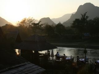 COUCHER DE SOLEIL SUR VANG VIENG
