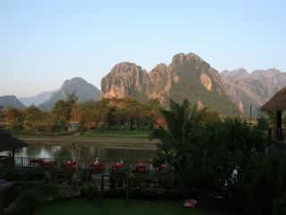 AU LEVER, JUSTE AVANT DE REPRENDRE LA ROUTE POUR VIENTIANE. CE N'EST PAS DESAGREABLE NON PLUS...