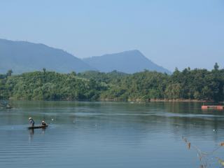 UN LAC TRES POISSONNEUX PEU APRES VANG VIENG