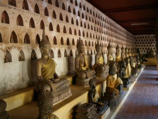 LES 2000 NICHES SONT GARNIES DE BOUDDHAS EN ARGENT OU PORCELAINE. EN DESSOUS : 300 BOUDDHAS EN BOIS, PIERRE, ARGENT ET BRONZE.