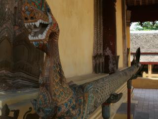 CETTE ''GARGOUILLE'' EN BOIS, LONGUE DE 5M, EST UTILISEE LORS DU NOUVEL AN LAO POUR LA CEREMONIE DE PURIFICATION DES EFFIGIES DU BOUDDHA