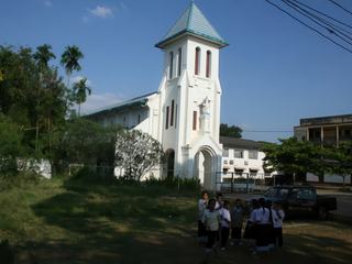 EN FACE DE L'AMBASSADE, LA SEULE EGLISE CATHOLIQUE EXISTANT A VIENTIANE.