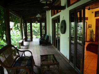 LA TERRASSE DE LA CHAMBRE AU MILIEU DE LA VEGETATION.