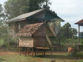 NOUS ATTEIGNONS LE 1ER VILLAGE KROEUNG, AVEC SES MAISONS DE CELIBATAIRES (Nous en reparlerons)