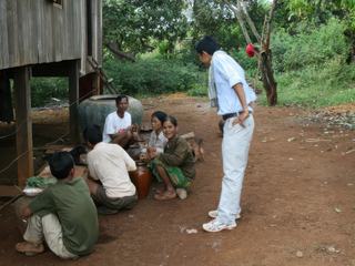 NOTRE GUIDE NE PEUT DISCUTER AVEC EUX, ILS NE PARLENT PAS LE KHMER !