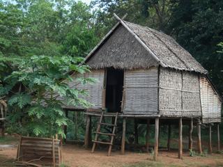 MAISON DE CELIBATAIRE (FEMME). ICI, LA SEXUALITE EST LIBRE. CHAQUE FILLE OU GARCON A SA MAISON DEVANT CHEZ SES PARENTS, ET RECOIT QUI IL (ELLE) VEUT, JUSQU'A CE QU'IL (ELLE) DECOUVRE LE ''BON OU LA ''BONNE''