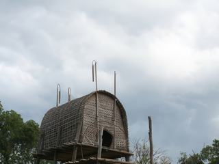 MAISON DE CELIBATAIRE ''HOMME''. BEAUCOUP PLUS HAUTE QUE CELLE DES FEMMES. LE SOIR, IL Y A UNE ECHELLE !....