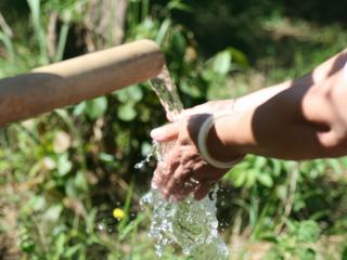 IL EST D'USAGE, AVANT DE RENTRER DANS UNE MAISON, DE SE PASSER DE L'EAU SUR LE VISAGE, LES PIEDS, LES BRAS ET MAINS.