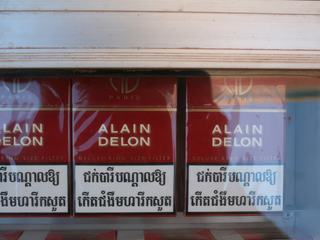 LE ''BUREAU'' DE TABAC . EH OUI, MONSIEUR DELON FAIT DU BUSINESS MÊME ICI !