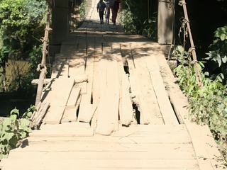 PONT ''SUSPENDU'' ON NE SAIT TROP COMMENT...