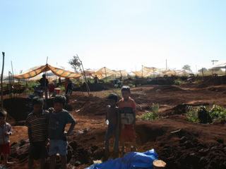 UNE VUE PARTIELLE DU ''CAMP'' D'EXTRACTION.
