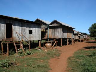 NOUS REPRENONS LA ROUTE POUR REJOINDRE LA RIVIERE TONLE SAN. NOUS TRAVERSONS DE JOLIS VILLAGES ''TOMPUON''