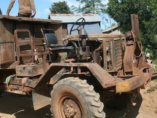 UN G.M.C. DATANT DE LA GUERRE DU VIETNAM, ET CA ROULE ! NOUS RENCONTRONS BEAUCOUP DE MATERIEL AMERICAIN LAISSE SUR PLACE.