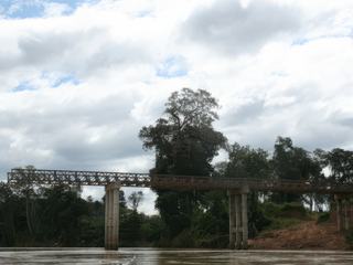 NOUS REPRENONS NOTRE ''CHEMIN'' CE PONT A ETE CONSTRUIT IL Y A 30 ANS, POUR RELIER LE CAMBODGE AU VIETNAM.IL N'A JAMAIS ETE TERMINE, ET NE LE SERA SANS DOUTE JAMAIS ....