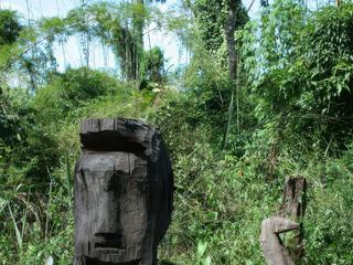 CHAQUE TOTEM EST A L'IMAGE DU DEFUNT.