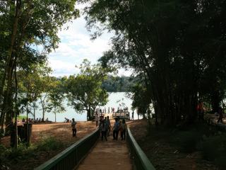 JUSTE AVANT D'ARRIVER A BANLUNG, NOUS NOUS ARRÊTONS AU LAC YAK LAOM. C'EST UN CRATERE DE VOLCAN QUI S'EST REMPLI AU FIL DES ANNEES.