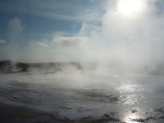 Hveravellir! Ce site situé au centre du pays, est reconnu pour ses sources d'eau chaude et de vapeur.
