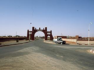 Entrée de TIMIMOUN. Il est très difficile de circuler et de se garer...