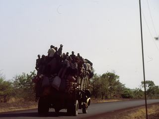 Transport en commun. On rencontre un peu partout ce style de chargement...