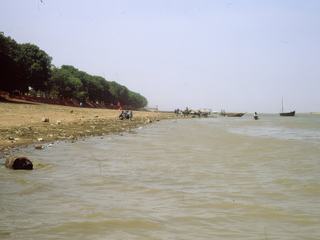 La vie est un long fleuve tranquille... Quel plaisir de retrouver un fleuve, alors qu'il y a quelques jours nous économisions ''Goute à goute'' notre réserve d'eau.