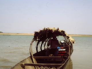Le fleuve est bas à cette époque, il faut être très prudent pour ne pas s'enliser, ou toucher un rocher.
