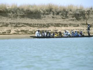 La ''Pirogue-Taxi'', certains villages ne sont accessibles que par le fleuve.