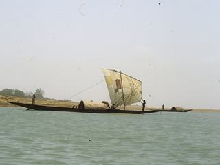 Les voiles sont confectionnées avec des sacs de toile cousus entre eux.