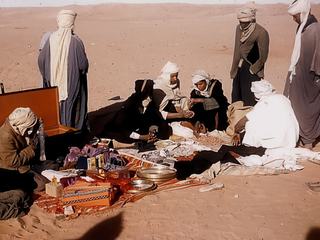 Ces Touaregs arrivent de loin pour essayer de gagner un peu d'argent pour acheter du mil pour nourrir la famille.