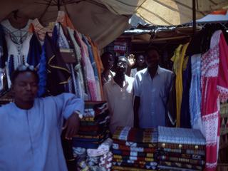 Une certaine ambiance dans ce marché, à la fois ''grouillant'' de monde, mais très calme.