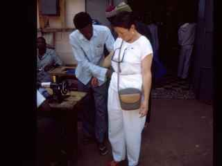 ''CHEZ LE TAILLEUR'' Il est 9H00 du matin, le tailleur prend les mesures. A 17H00, le ''BOUBOU'' est prêt !!!