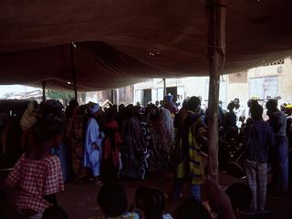 Aujourd'hui, c'est Dimanche. Et vous savez tous que : '' LE DIMANCHE A BAMAKO, C'EST LE JOUR DES MARIAGES''...