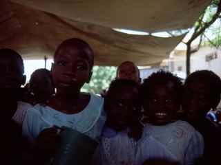 Les enfants sont heureux de participer à la fête.