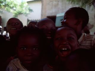 La musique bat son plein, l'ambiance monte, les enfants chantent...