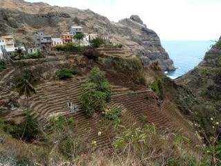 Le village de Fontainhas, accroché en surplomb de ses terrasses