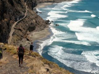 Le sentier chemine, au bord de l'océan