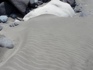 Ici, nous nous poserons pour un pique-nique près des vagues