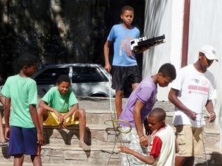 Jeux d'enfants dans le village de Cruzinha da Garça