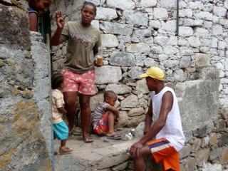 Cette toute jeune femme, qui nous salue pour nous souhaiter bonne marche et que notre guide connaissait, a déjà plusieurs enfants - comme je vous le disais dans mon 1er carnet "Fogo", la population du Cap Vert est jeune, les femmes ont des enfants tôt, le plus souvent avant 20 ans. En plus de ses propres enfants, celle-ci élève maintenant la petiote au pantacourt bleu : c'est la fille d'une de ses amies, décédée suite à une chute sur l'un des raides sentiers de Santo Antao. Quand il y en a pour 4, il y en a pour 5, même si c'est peu... La solidarité est une valeur intacte au Cap Vert.