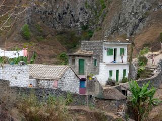 Maisons traditionnelles à toit de chaume et d'autres plus récentes forment ensemble de petits hameaux paisibles