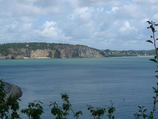Au loin, les grottes de Morgat, la pointe du Menhir